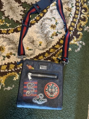 Gucci Umhängetasche mit Sticker