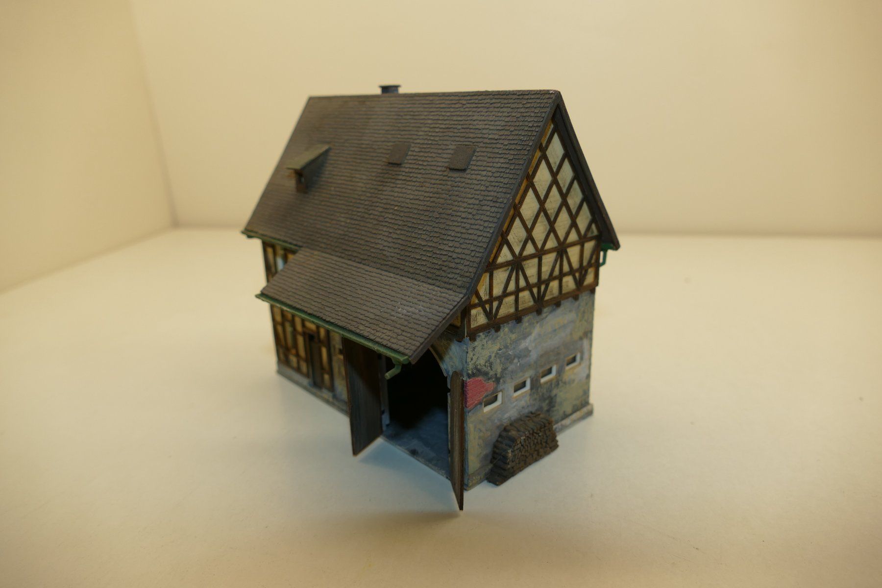 Vollmer Modellini di ferrovie: Vollmer H0: Bauernhaus mit Scheune gealtert – Usato da Niederhasli venduto da rail-duerst 2