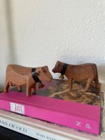 Von Hand geschnitzte alte Kühe, 2 Stück, bespielt