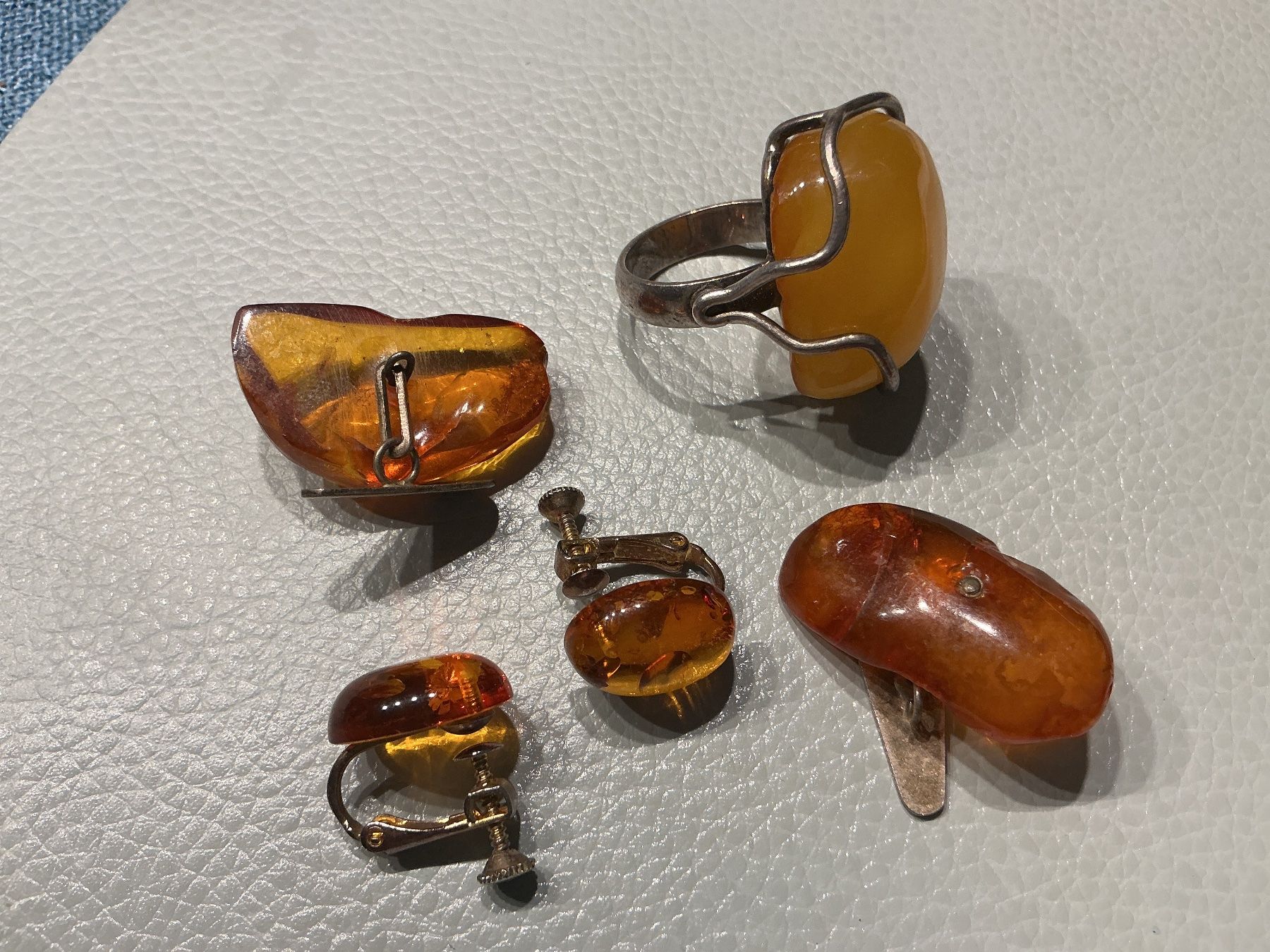 Altri gioielli: Bernstein Schmuck  Ohrclips Ring Manschettenknöpfe – Usato da Wettingen venduto da Andres54