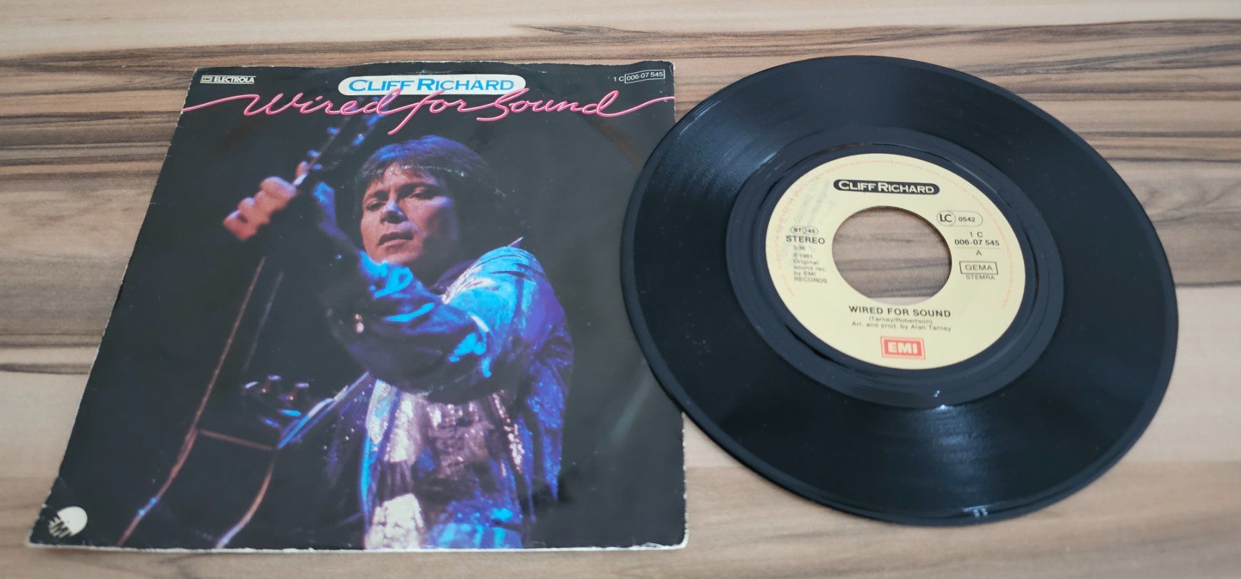 Dischi in vinile: CLIFF RICHARD- WIRED FOR SOUND/ Vinyl Single – Usato da Geuensee venduto da jes_9xyk