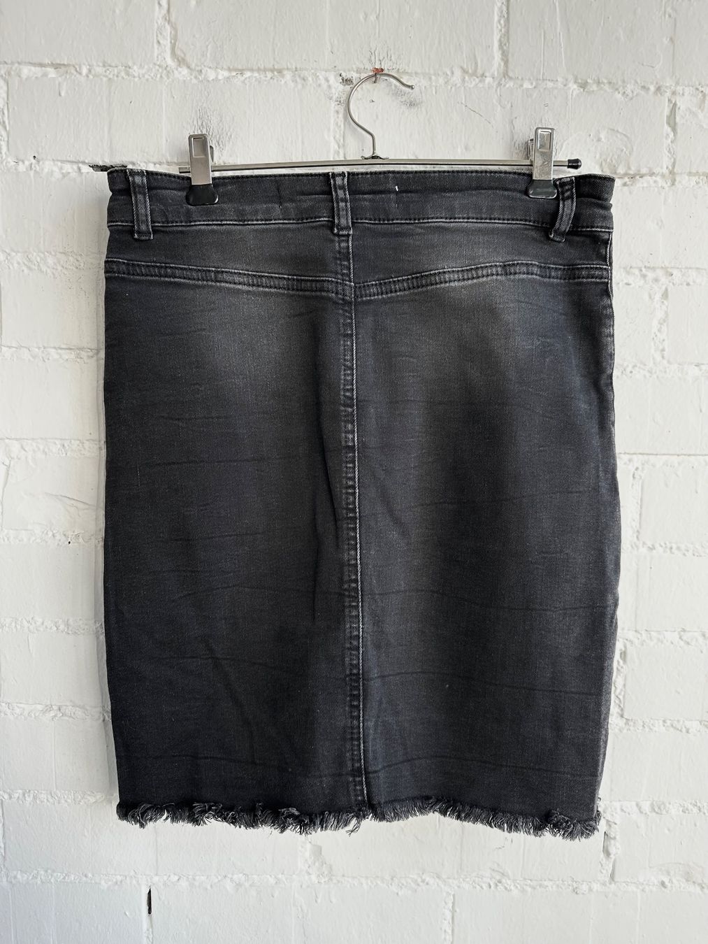 Gonne: Dunkelgrauer Jeansminirock von basicapparel / Gr. S – Usato da Bern venduto da Fraeuleinhonig 6