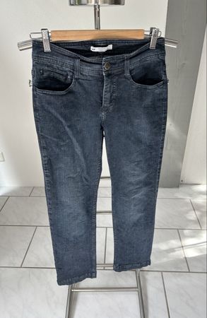 Lee slender shape jeans, size 27- perfect fit