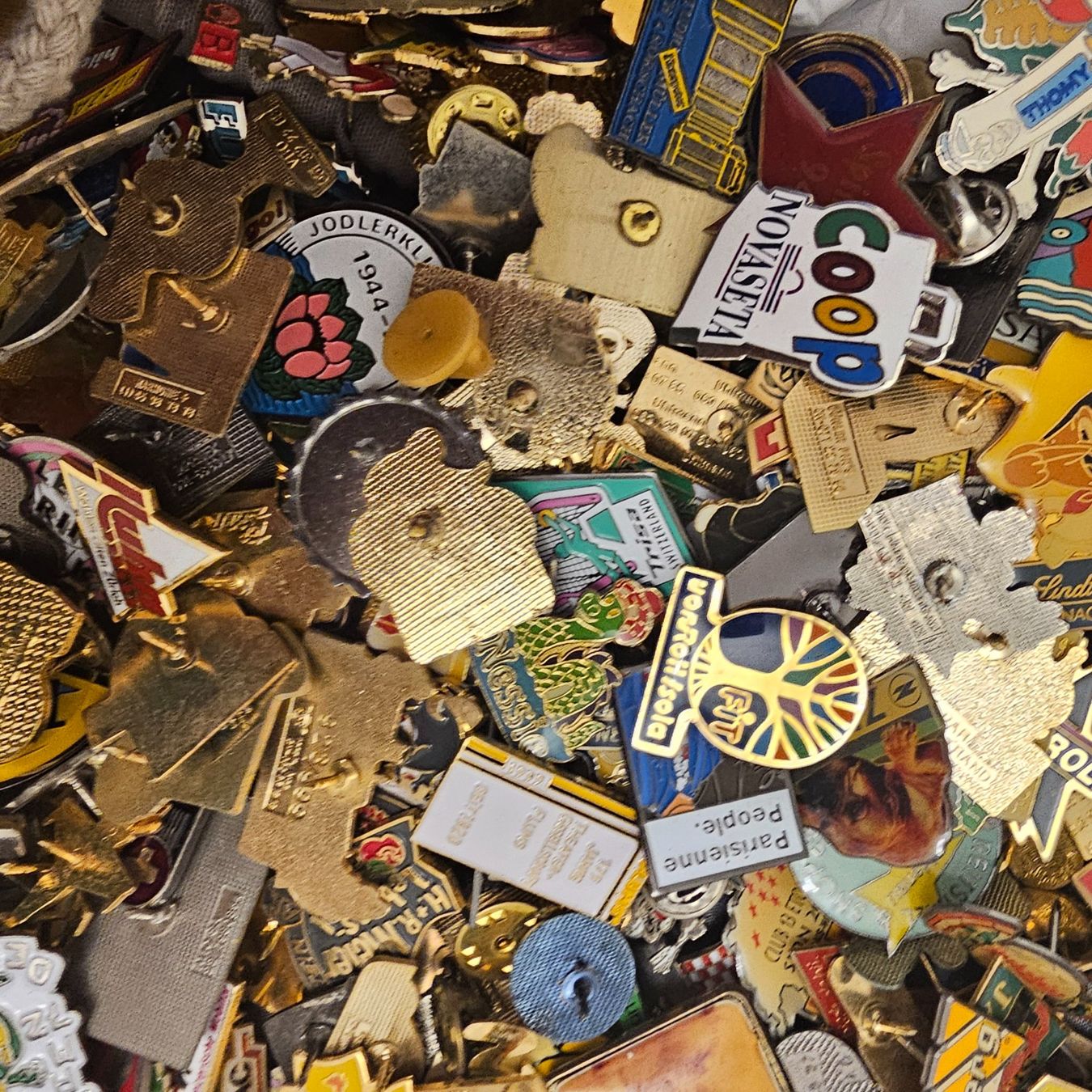 Plaquettes & Badges: Pins Sammlung 100 stück gemischt – D'occasion à wolfhalden par 46464646 3