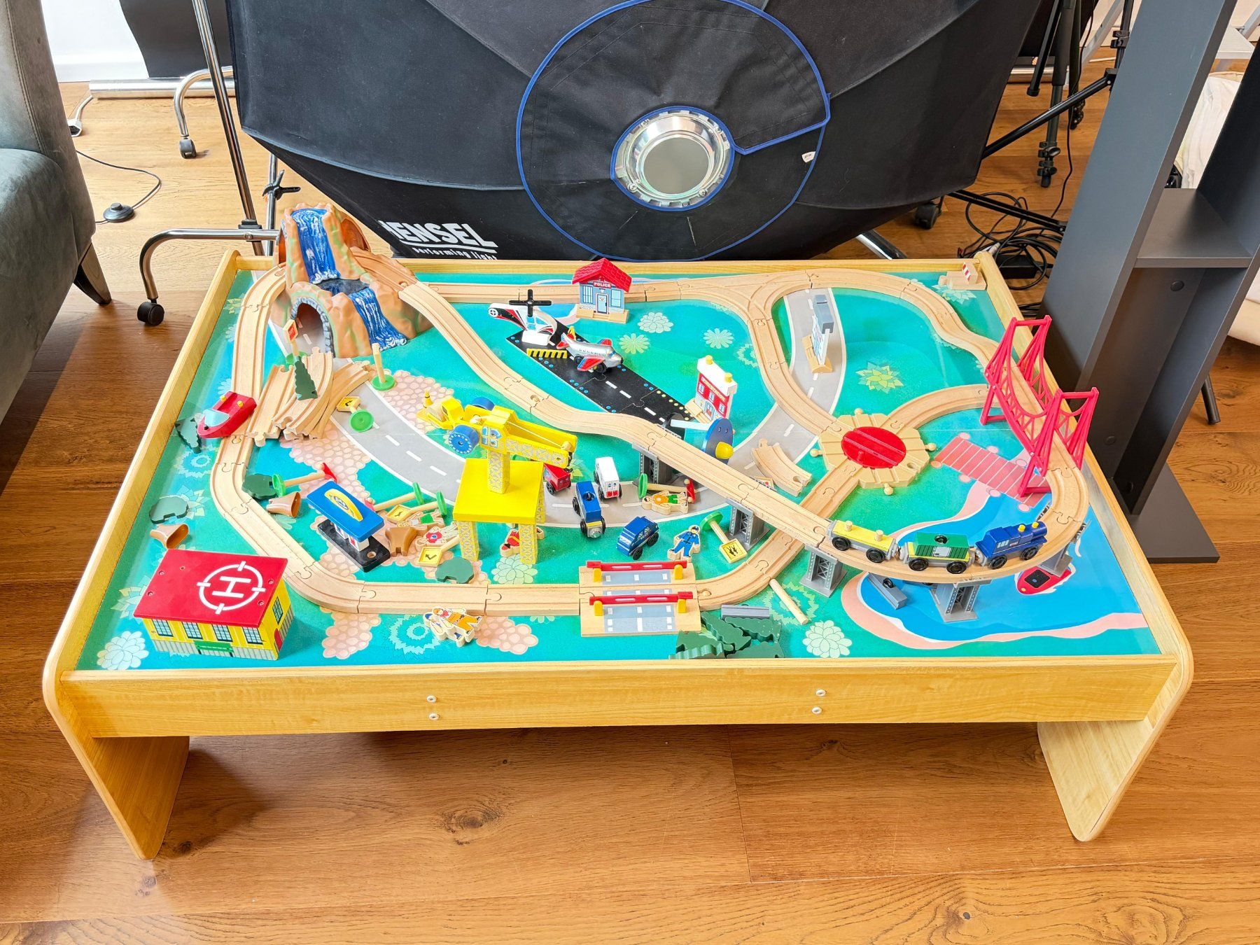 Spielzeuge: Grosser Holz-Spieltisch mit Eisenbahn – Gebraucht aus Olten von antonio.troia 1