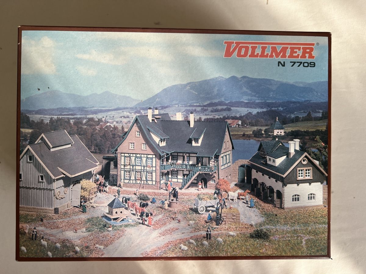 Vollmer Modellini di ferrovie: Vollmer 7709 Bauerngehöft N – Nuovo (secondo la descrizione) da Zeiningen venduto da nic_2rmd