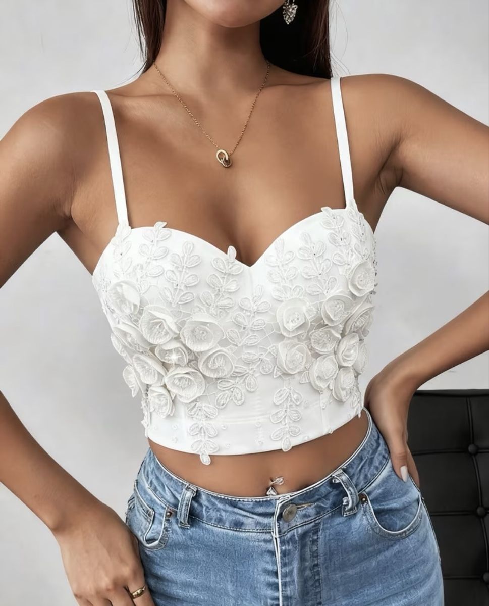 Top: Haut blanc à fleurs brodées taille M – Nuovo e nell'imballaggio originale da Delémont venduto da bou_26