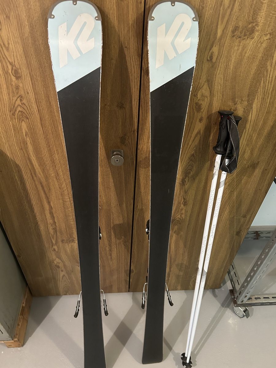 K2 Sci: Ski-Set Ski, Stöcke und Helm – Usato da Niederbuchsiten venduto da idontknow. 4