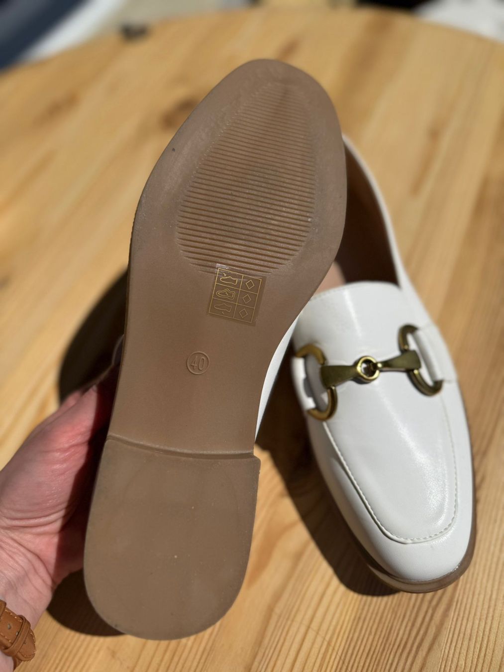 Scarpe da donna: Weisse Schuhe mit Goldschnalle – Usato da Muri b. Bern venduto da ZUYA 1