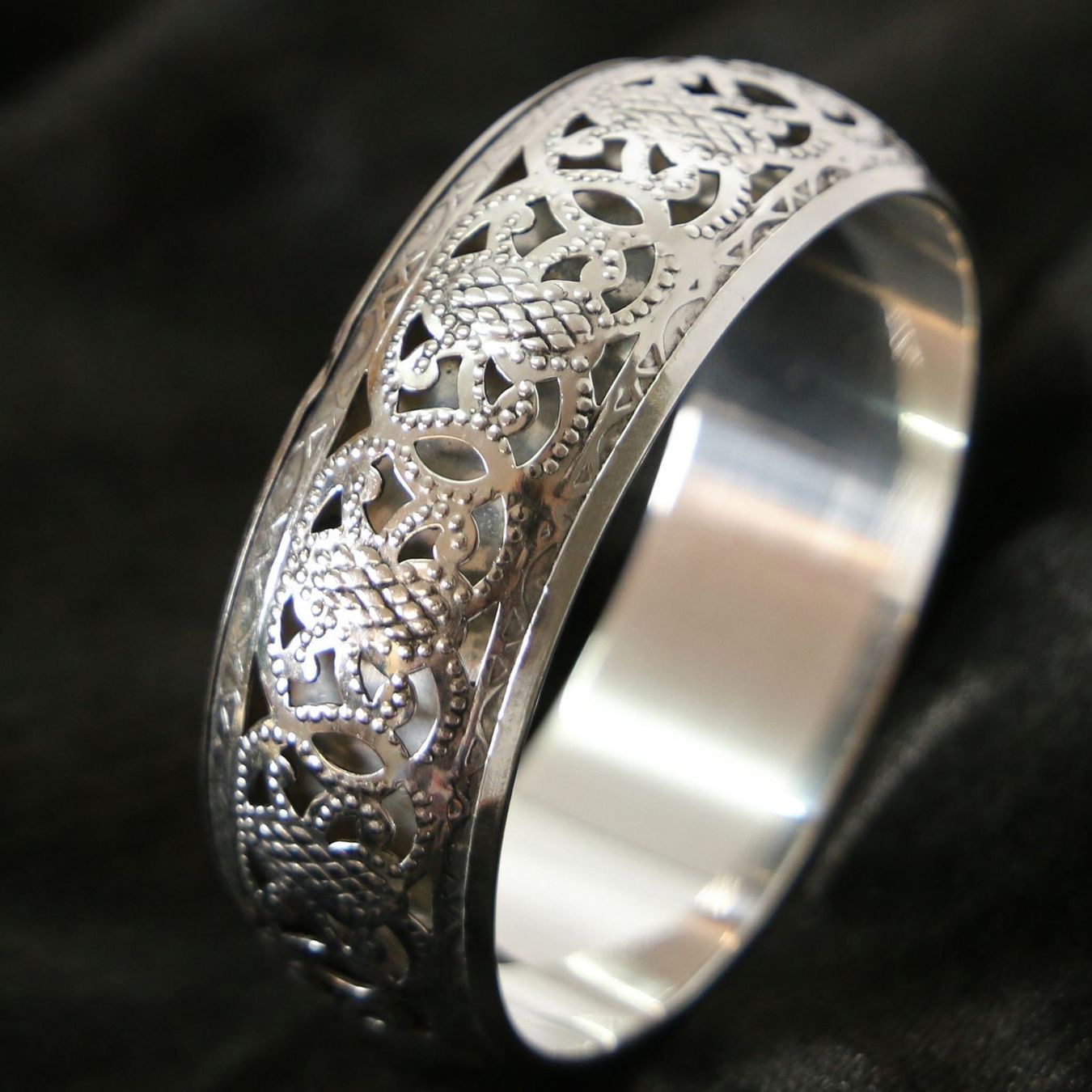 Bracciali & Braccialetti: Armreif Bangle Metall Celtic silber Indien – Nuovo e nell'imballaggio originale da Bad Salzdetfurth venduto da Weltenbummler-Shop 4