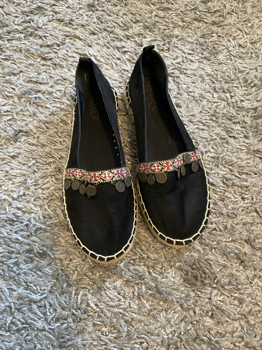 Damenschuhe: Schwarze Espadrilles mit Münzen, Grösse 37 – Gebraucht aus Bern von rah_fpy5