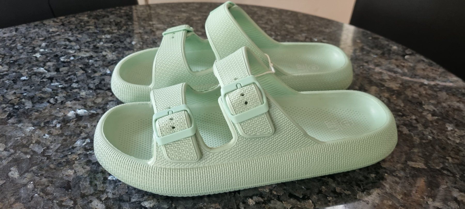 Scarpe da uomo: Sandalen hellgrün Grösse 41 neu – Nuovo (secondo la descrizione) da egliswil venduto da Maggy6