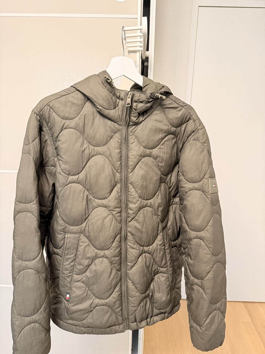 Tommy Hilfiger Giacche: Tommy Hilfiger leichte Daunenjacke – Usato da Näfels venduto da sellmemoric