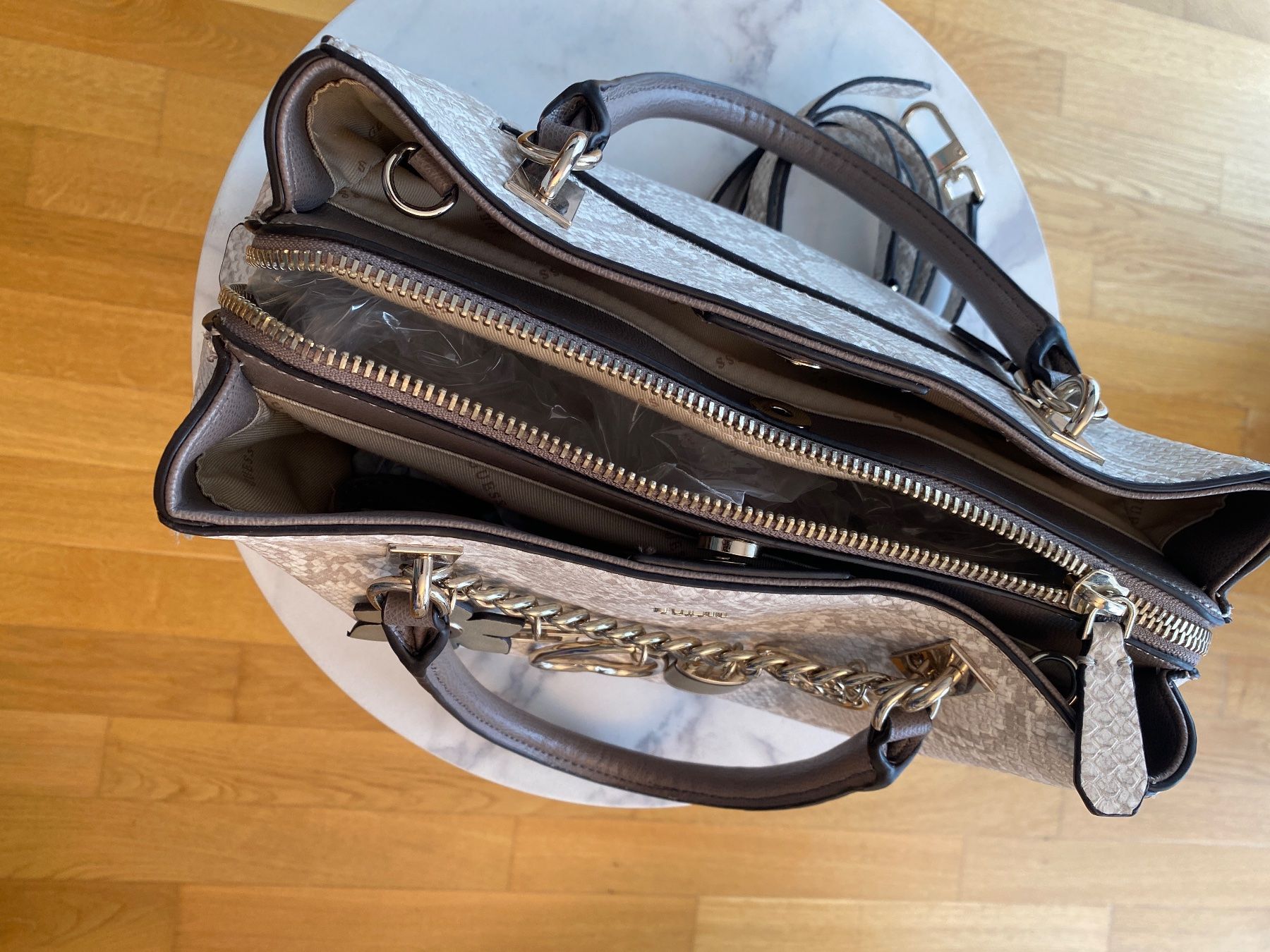 Guess Borse da donna: Guess Hadley Python Girlfriend Satchel Handtasche. – Nuovo (secondo la descrizione) da Illnau venduto da Sniwi67 5
