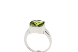 Ring mit facettieren Peridot in 18K Weissgold *S3269