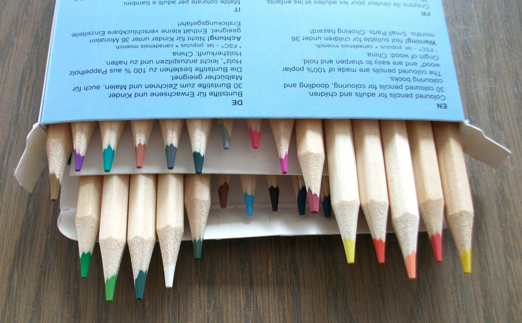 Colori: BUNTSTIFTE-SET; 30 Stifte, Spitzer usw., fabrikneu – Nuovo e nell'imballaggio originale da St. Moritz venduto da Manu7500 1