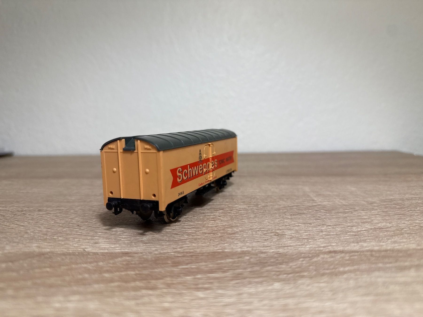 Lima Modellini di ferrovie: Lima Güterwagen Schweppes H0 (57) – Usato da St-Aubin-Sauges venduto da Lo_Go 2