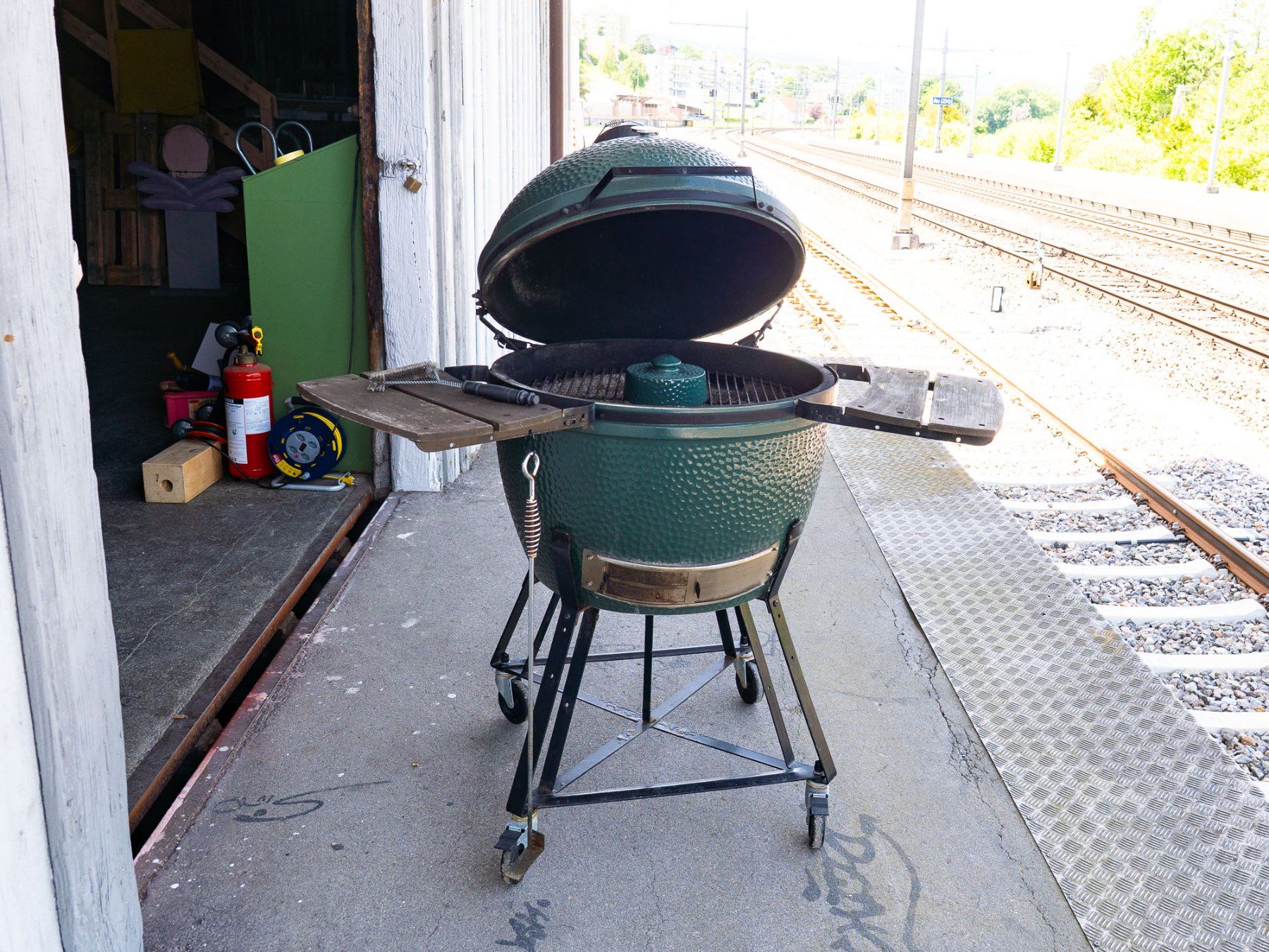 Big Green Egg Griglie: Big Green Egg Grill - Keramik, Rollgestell - Ref. 05/52 – Usato da Au ZH venduto da BrockiAu
