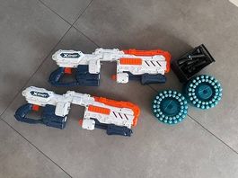 2 Nerf Spielzeug-Gewehre mit zusätzlicher Munition