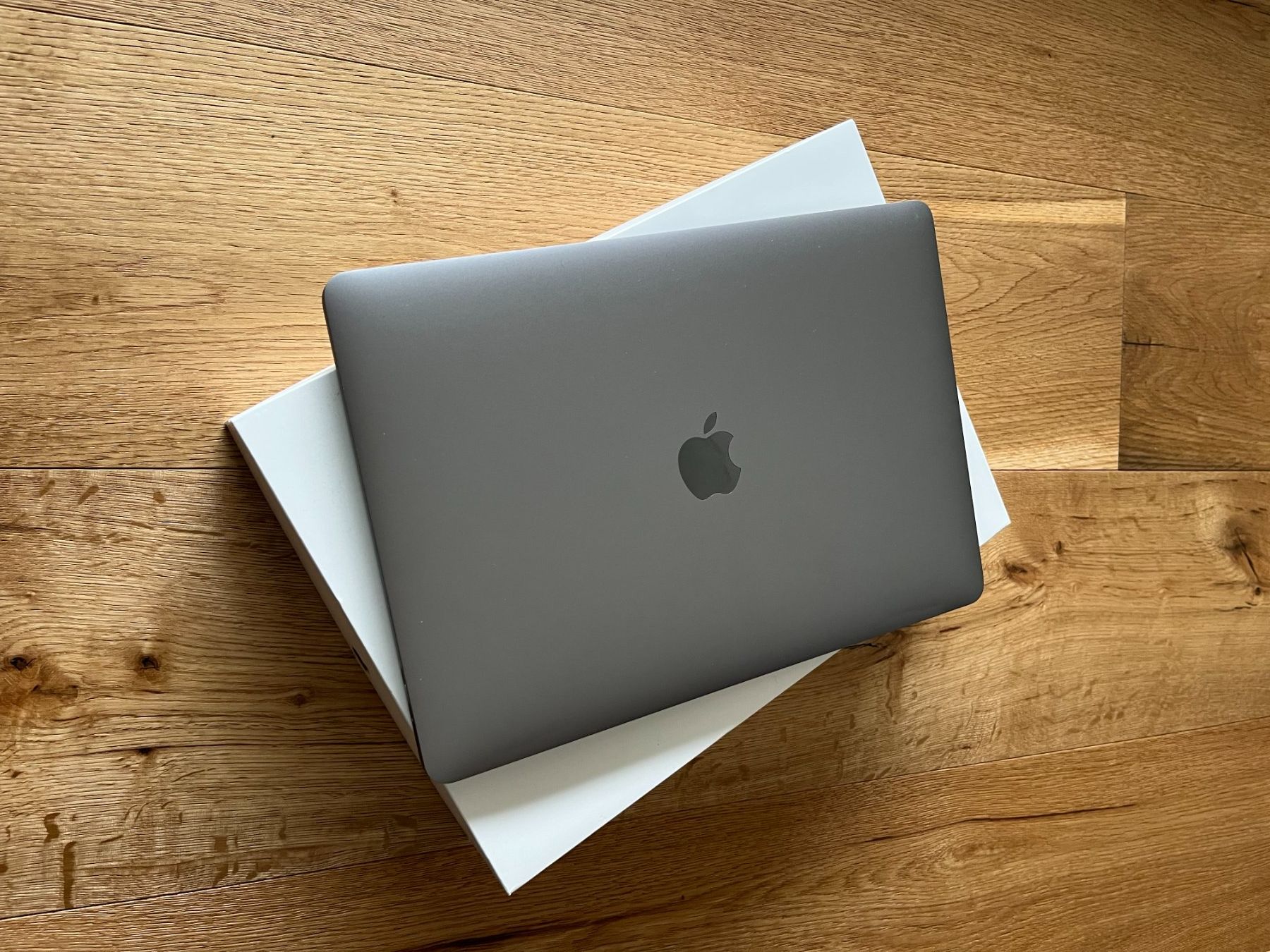 Apple Notebooks: Apple MacBook Pro 13" neuwertig Space Grau – Gebraucht aus Näfels von csh552 2
