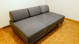 Schlafsofa grau mit Bettkasten und Beistelltisch