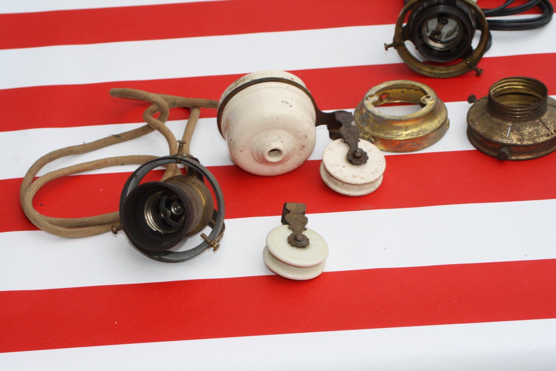 Stecker: ELEKTROMATERIAL ANTIK VINTAGE UNGEPRÜFT – Defekt aus Wauwil von Pneuedy 2