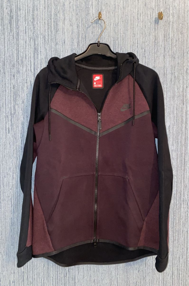 Nike Tops: Nike - Sweat à capuche T. M – Neu (gemäss Beschreibung) aus Genève von TheMattiBoutique