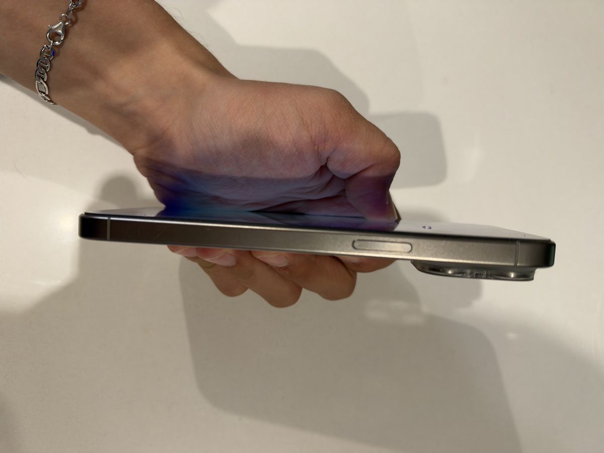 Apple Telefoni cellulari / Smartphones: Iphone 15 Pro Max 256GB silber – Nuovo (secondo la descrizione) da Basadingen venduto da rya_n9tc 4