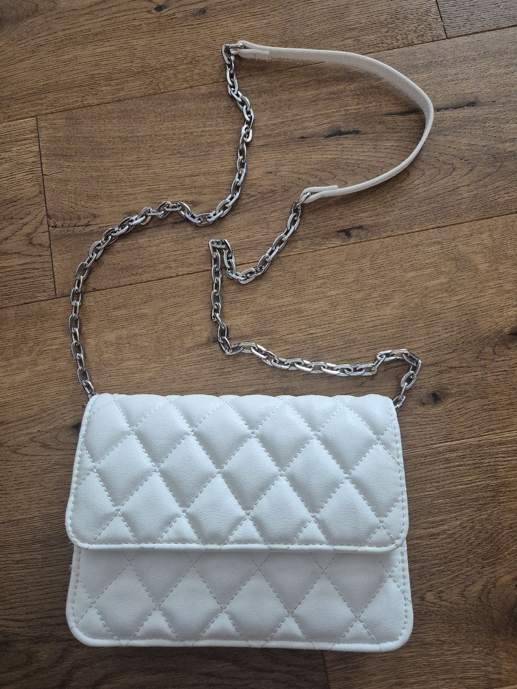 Borse da donna: Weisse Umhängetasche mit Kette. – Usato da Römerswil LU venduto da cfm_j789