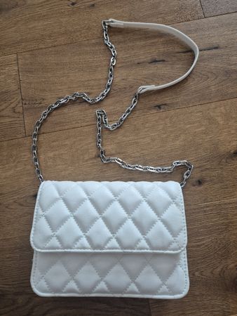 Weisse Umhängetasche mit Kette.