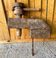 Altes, rustikales, holziges Handwerkzeug