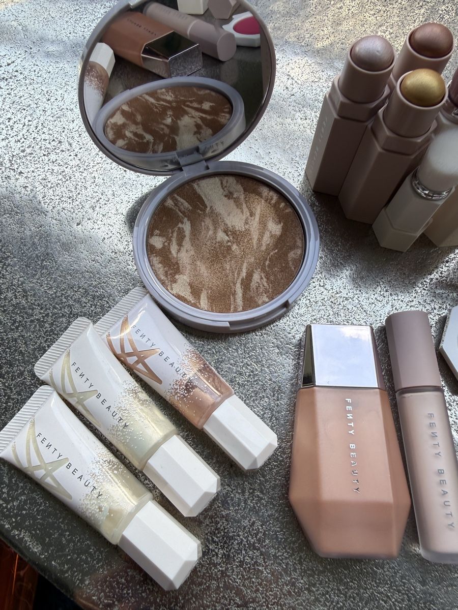 Kosmetik-& Massageliegen: Fenty Beauty Cosmetics Bundle New Unused – Neu (gemäss Beschreibung) aus Zürich von pinish