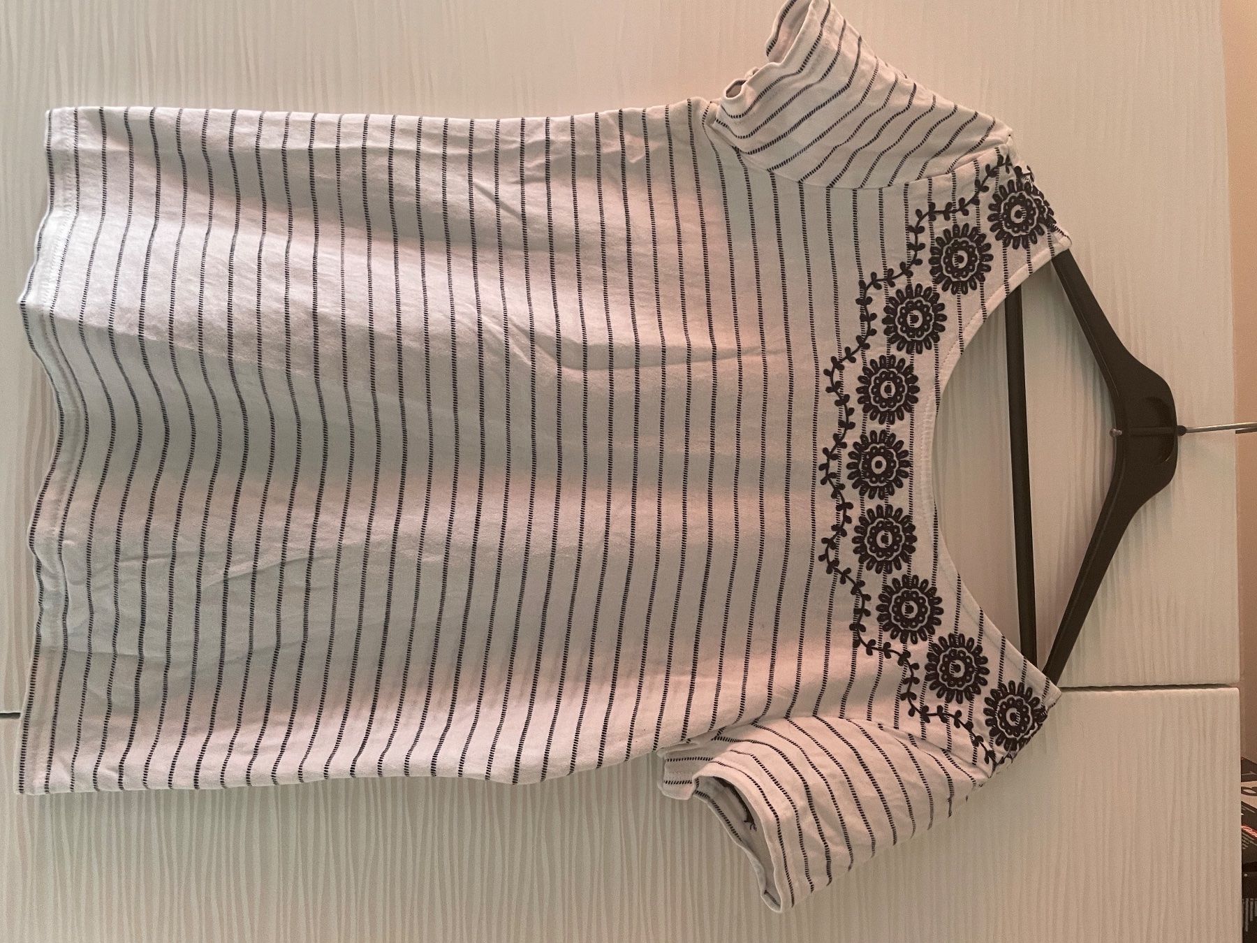 Esprit T-shirt: T-Shirt Esprit mit Stickereien – Usato da Aesch BL venduto da schastu 1
