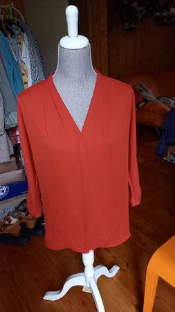 Marc Cain Bluse rot V-Ausschnitt Grösse N2 entspricht 36/38