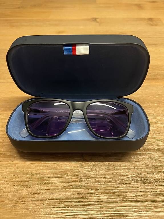 Brillen & Gläser: Tommy Hilfiger Sonnenbrille – Gebraucht aus Herznach von cassanese87011