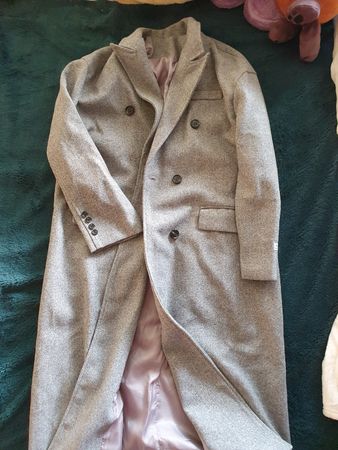 Manteau long gris, avec boutons noir.