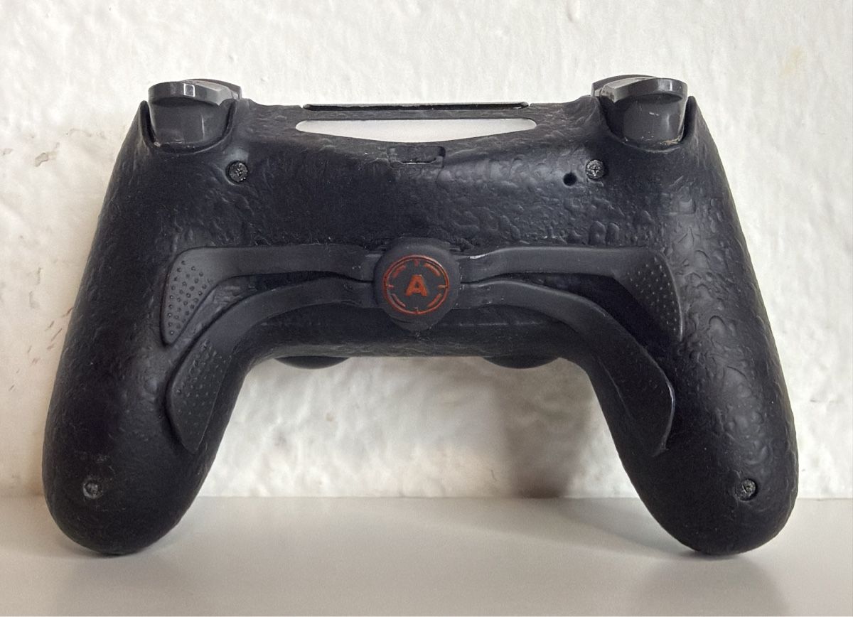 Sony Controller: PS4 Controller Black with customized grips and sticks – Usato da Ehrendingen venduto da bubulence 1