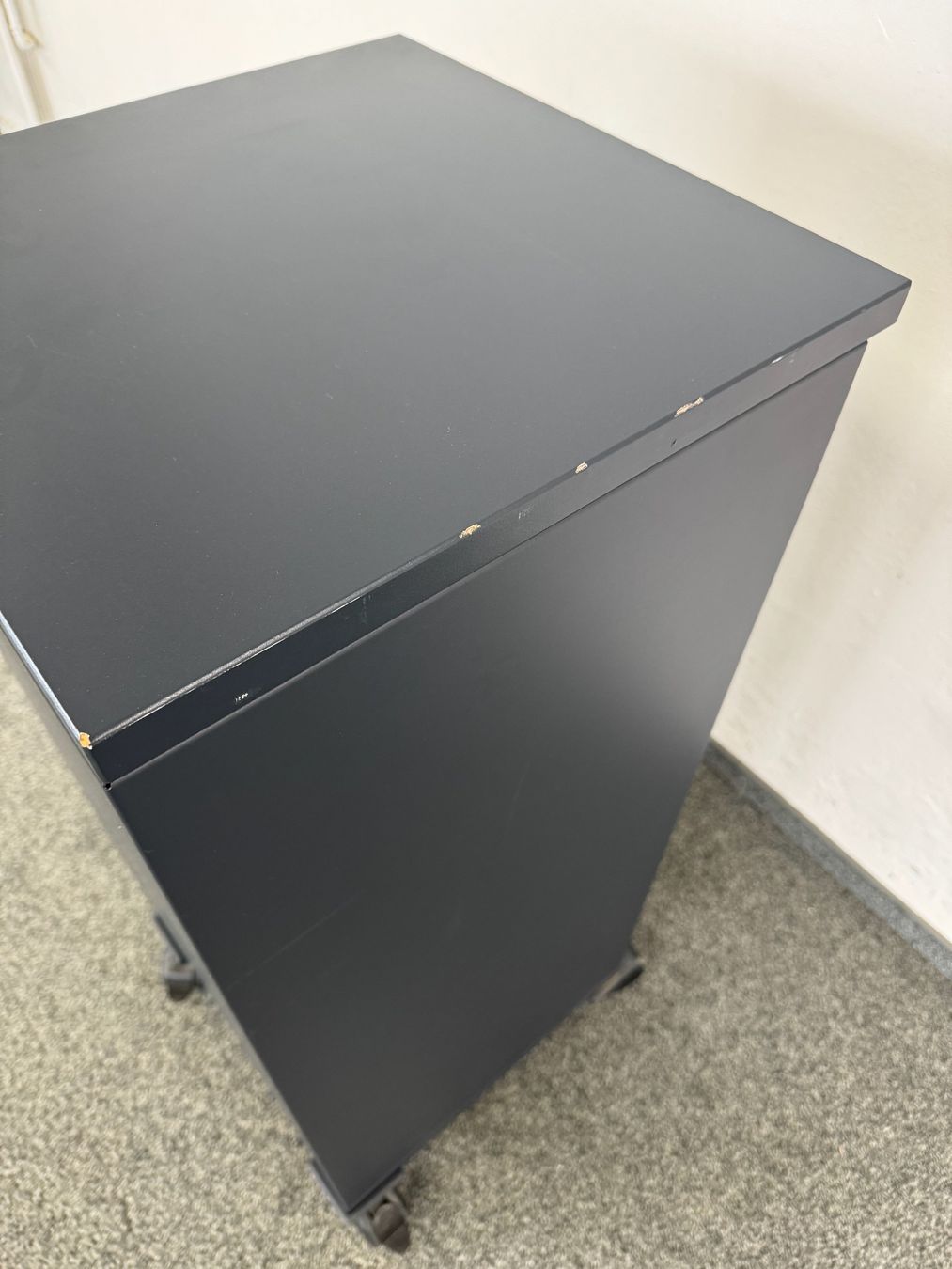 Banconi: Novex LC2 Roll-Caddy Anthrazit Dunkel mit Lackschäden – Usato da Schönenwerd venduto da mcofficeshop 6