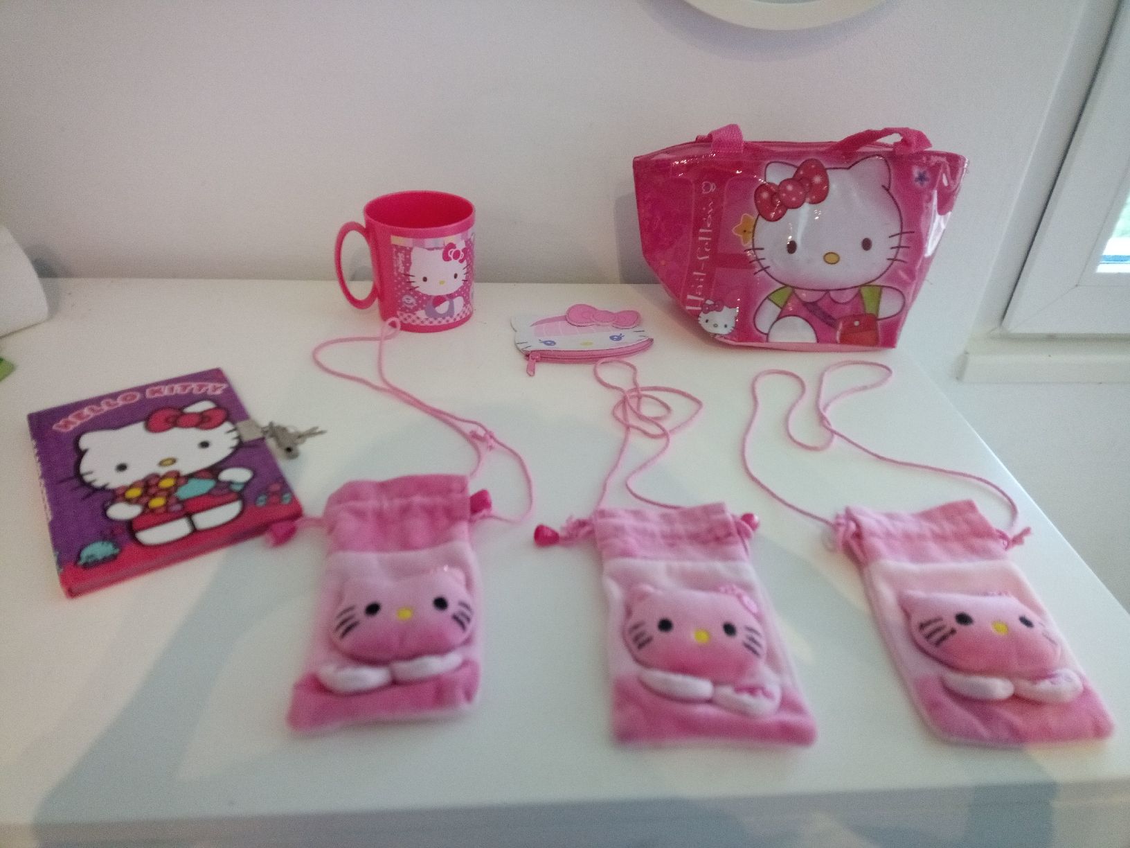 Hello Kitty Giocattoli: Hello Kitty Set Tasche Becher Notizbuch gebraucht – Usato da Volketswil venduto da Car1