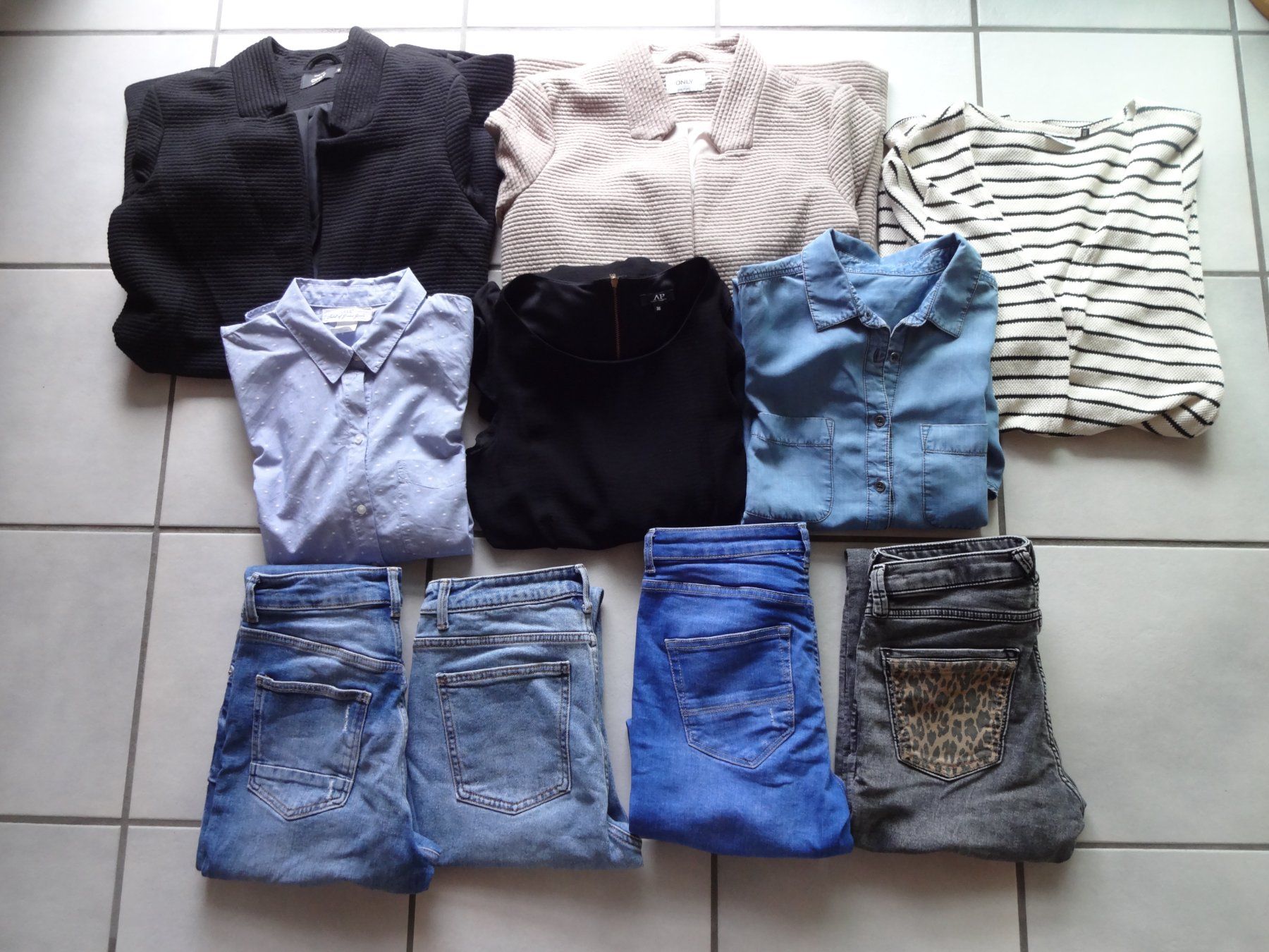 Lotti di vestiti: * Gemischtes Kleiderpaket * – Usato da Reigoldswil venduto da arosa05 9