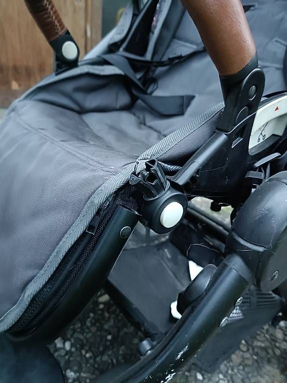 Poussette: Kinderwagen – Défectueux à Hendschiken par akbarsaj