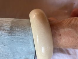 Massiver Armreif aus Knochen