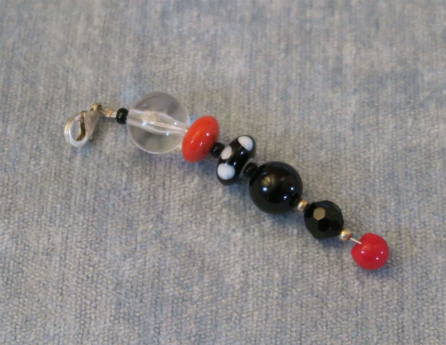 Ciondoli: Schmuck Glasperlen-Anhänger schwarz/rot/weiss – Usato da Brittnau venduto da marlenestone 1