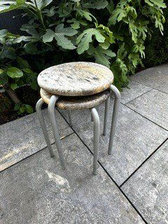 Tabourets: zWei aLte HoLz/MetAllhoCKeR – D'occasion à Winkel par zeho 2