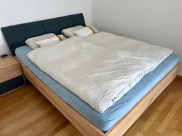 Hochwertiges Massivholzbett 160x200 cm | Schwarze Elemente