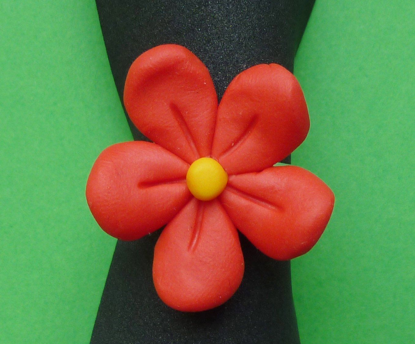 Anelli: Cooler Ring mit roter Fimoblume – Usato da St.Gallen venduto da Paddington11
