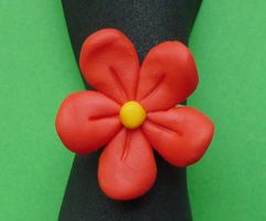 Cooler Ring mit roter Fimoblume