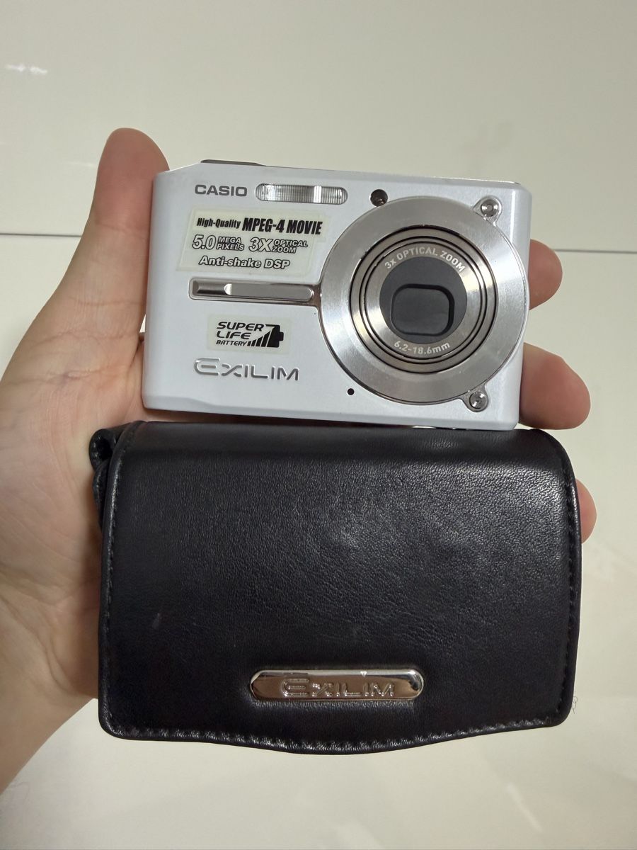Casio Appareil photo: Casio Exilim EX-S500 Digitalkamera weiss mit Tasche – D'occasion à Niederbipp par yar_tf6f