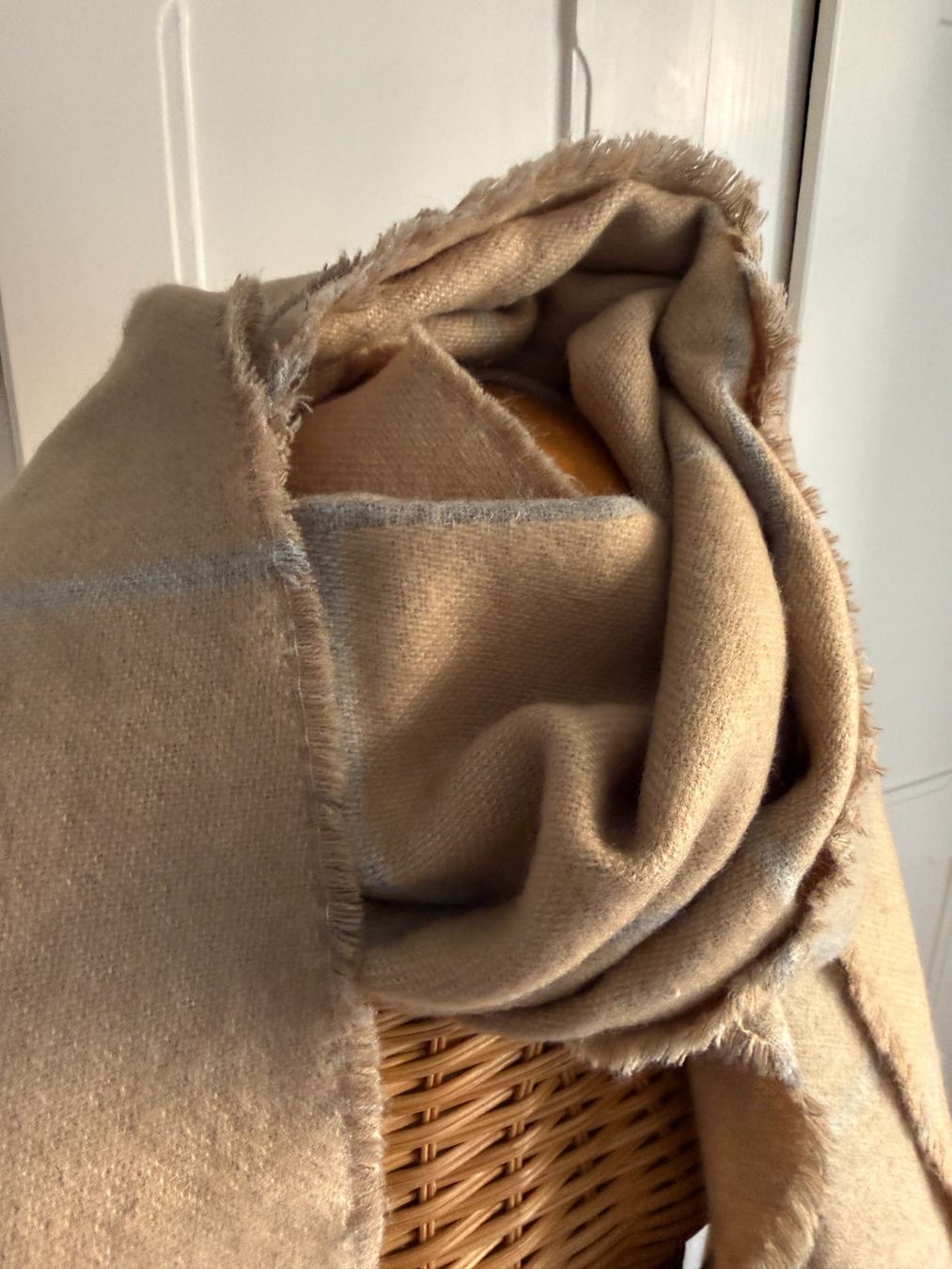 Zara Foulard & Sciarpe: ZARA - Schal beige gross – Usato da Zürich venduto da Diazaio 2