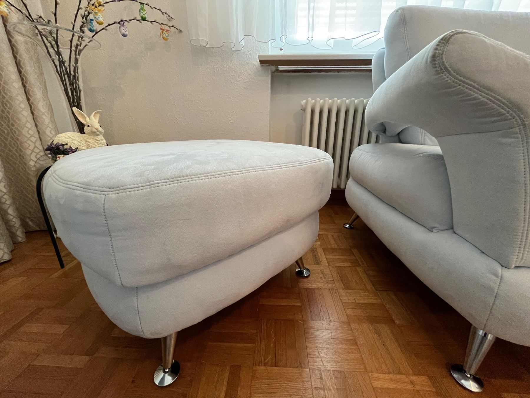 Sofas: 2x hellblaue Sofas + zusätzlicher Sitzhocker – Gebraucht aus Siebnen von Arko27 5